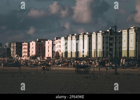 Chennai, Tamil Nadu, Indien - Mär 10 2021: Blick auf die Gebäude der Fischergemeinde im Vorgehörigem in der Nähe von Marina Beach Stockfoto