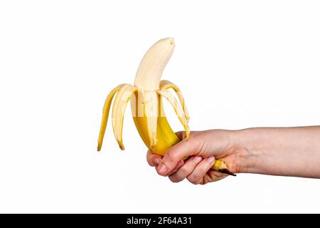 Geschälte Banane in der Hand einer Frau. Weißer Hintergrund. Stockfoto