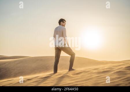 Mann, der in der Wüste reist. Sanddünen und blauer Himmel an sonnigen Sommertagen. Reise, Abenteuer, Freiheit Konzept. Tourismus wieder eröffnet nach Quarantäne COVID Stockfoto