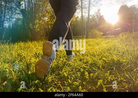 Langlauf im Freien bei Sonnenuntergang. Konzept für Bewegung, Fitness und gesunde Lebensweise. Stockfoto