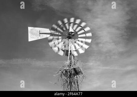 Aermotor Windpumpe auf einer Iowa Farm Stockfoto