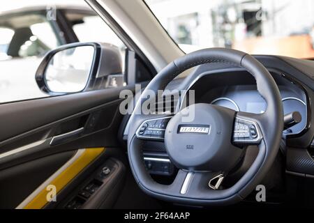 Russland, Izhevsk - 17. Februar 2021: Innenraum des neuen modernen F7X Auto in Haval Showroom. Automobilhersteller aus China. Moderne Verkehrsmittel. Stockfoto