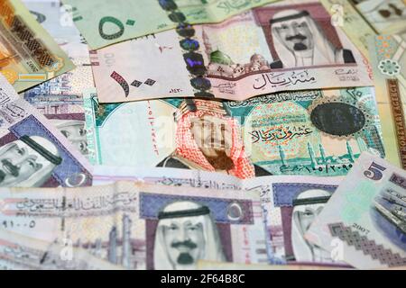 Sammlung von Saudi-Arabiens Geldhintergrund, verschiedene saudische Riyal Sammlung von 100, 50, 20, 10, 5 und 1 Riyal, selektiver Fokus auf saudisches Geld. Stockfoto