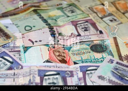 Sammlung von Saudi-Arabiens Geldhintergrund, verschiedene saudische Riyal Sammlung von 100, 50, 20, 10, 5 und 1 Riyal, selektiver Fokus auf saudisches Geld. Stockfoto