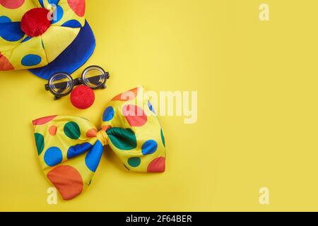 April Fool's Day Hintergrund. Clown Brille und Nase auf gelbem Hintergrund Stockfoto