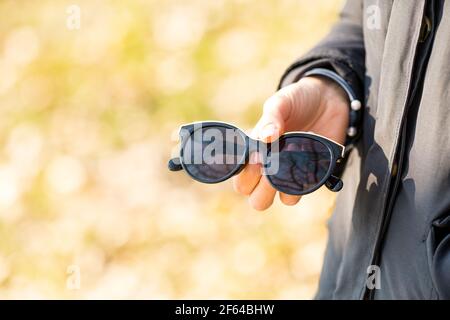 Mode Sonnenbrillen Modell für Damen mit großen runden schwarzen Linsen und schwarzen Rahmen schießen draußen in einem Sommertag Nahaufnahme. Selektiver Fokus Stockfoto