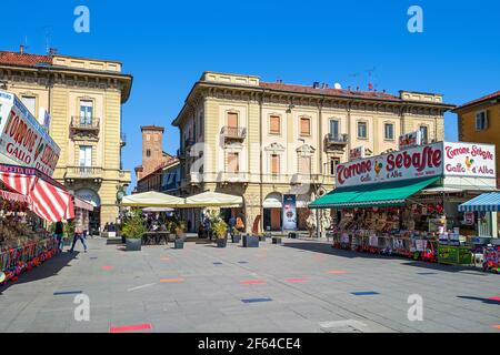 Mobile Stände verkaufen Torrone und andere traditionelle Süßigkeiten und Süßigkeiten auf der piazza Ferrero in Alba - kleine Stadt im Piemont, Norditalien. Stockfoto