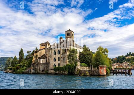 Benediktinerkloster auf der kleinen Insel San Giulio am Ortasee im Piemont, Norditalien. Stockfoto