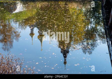 Die Kuppeln der Kirche spiegeln sich im Wasser Des Stausees an einem sonnigen Herbsttag Stockfoto