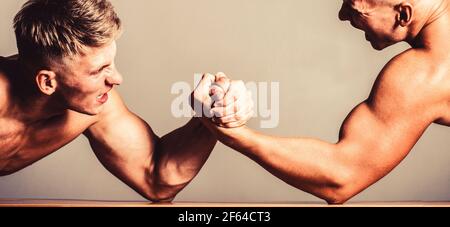 Rivalität, vs, Herausforderung, Stärkevergleich. Zwei Männer Armringen. Wettkämpfe, Wettkämpfe. Rivalry Concept - Nahaufnahme des männlichen Armwrestlings Stockfoto