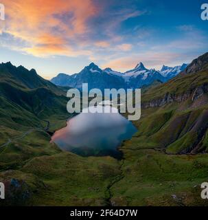 Luftpanorama des Bachalpsees bei Sonnenuntergang, Grindelwald, Berner Oberland, Kanton Bern, Schweiz Stockfoto