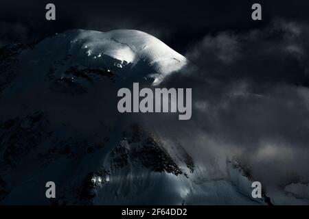 Nebel über dem Lyskamm mit Blick auf den Schnee vom Gornergrat, Zermatt, Kanton Wallis, Schweiz Stockfoto