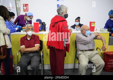 Quito, Ecuador. März 2021, 29th. Ältere Menschen bereiten sich darauf vor, sich mit dem Pfizer-Impfstoff gegen Covid-19 impfen zu lassen.das Impfprogramm in Ecuador hat in seiner ersten Phase begonnen. Was First-Line-Personal und ältere Menschen umfasst, im Quito Bicentennial Convention Center, wurde der Impftag für Bürger über 65 Jahren durchgeführt, der Impfstoff angewendet wird von der pharmazeutischen Firma Pfizer. Kredit: SOPA Images Limited/Alamy Live Nachrichten Stockfoto