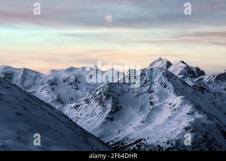 Wintersonnengang auf den schneebedeckten Gipfeln Piz Bernina, Biancograt, Morteratsch und Belleviste, Kanton Graubünden, Engadin, Schweiz Stockfoto