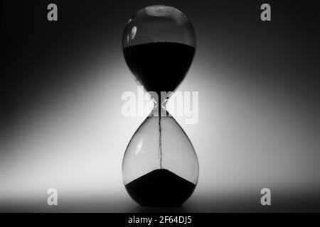 Schwarzweiß-Foto der Sanduhr Nahaufnahme Stockfoto