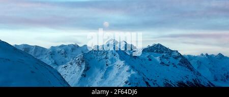 Panorama des schneebedeckten Piz Bernina, Biancograt und Piz Palu bei einem Winteraufgang, Kanton Graubünden, Engadin, Schweiz Stockfoto