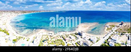 Luftpanorama des berühmten Badeortes Torre Lapillo im Sommer, Porto Cesareo, Provinz Lecce, Salento, Apulien, Italien Stockfoto