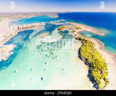 Sonne über Booten im klaren Meer von oben, Porto Cesareo, Provinz Lecce, Salento, Apulien, Italien Stockfoto