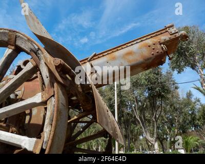 Rostige alte Kanone neben historischen Bunkern in Cadiz (Andalusien, Spanien) Stockfoto