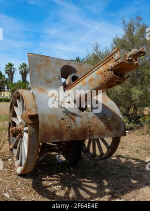 Rostige alte Kanone neben historischen Bunkern in Cadiz (Andalusien, Spanien) Stockfoto