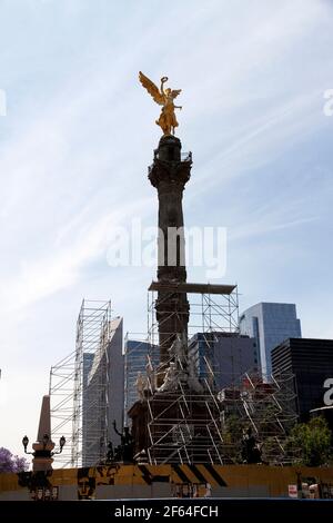Nicht exklusiv: MEXIKO-STADT, MEXIKO - MÄRZ 29: Der Engel der Unabhängigkeit wird von Spezialisten gewartet. Der Engel der Unabhängigkeit ist der Stockfoto