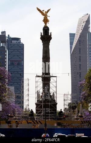Nicht exklusiv: MEXIKO-STADT, MEXIKO - MÄRZ 29: Der Engel der Unabhängigkeit wird von Spezialisten gewartet. Der Engel der Unabhängigkeit ist der Stockfoto