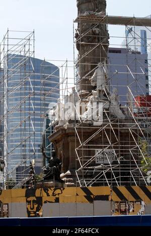 Nicht exklusiv: MEXIKO-STADT, MEXIKO - MÄRZ 29: Der Engel der Unabhängigkeit wird von Spezialisten gewartet. Der Engel der Unabhängigkeit ist der Stockfoto