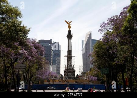 Nicht exklusiv: MEXIKO-STADT, MEXIKO - MÄRZ 29: Der Engel der Unabhängigkeit wird von Spezialisten gewartet. Der Engel der Unabhängigkeit ist der Stockfoto