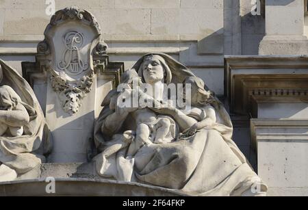 London, England, Großbritannien. Statuen: Geflügelter Friedensbotschafter (Alfred Drury) an der Whitehall-Fassade des Old war Office Building Stockfoto