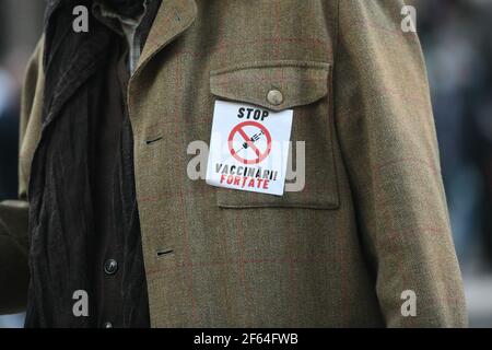 Botschaft „Stoppen Sie die obligatorische Impfung“ in der Innenstadt von Bukarest nach einem Protest gegen die COVID-19-Pandemiebeschränkungen. Stockfoto