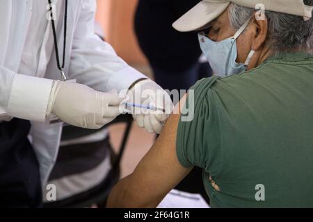 Non Exclusive: ECATEPEC, MEXIKO - MÄRZ 29: Ein älterer bekommt eine Dosis des Sinovac Biotech COVID-19 Impfstoffs, in den Einrichtungen von Amerika s Stockfoto