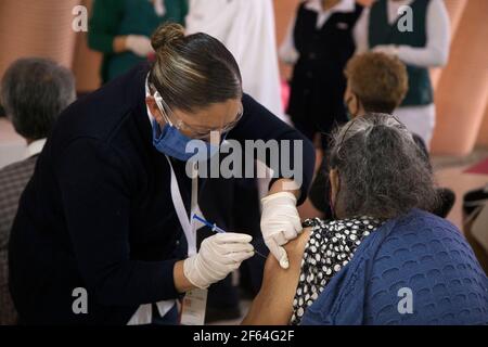 Non Exclusive: ECATEPEC, MEXIKO - MÄRZ 29: Ein älterer bekommt eine Dosis des Sinovac Biotech COVID-19 Impfstoffs, in den Einrichtungen von Amerika s Stockfoto