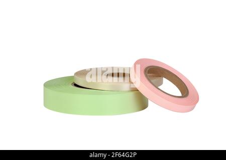 Zusammensetzung von drei Spulen von Satinbändern in rosa, grün, beige für Tags oder Branding, isoliert ohne Schatten auf dem weißen Hintergrund Stockfoto