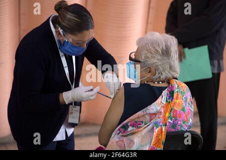 Non Exclusive: ECATEPEC, MEXIKO - MÄRZ 29: Ein älterer bekommt eine Dosis des Sinovac Biotech COVID-19 Impfstoffs, in den Einrichtungen von Amerika s Stockfoto