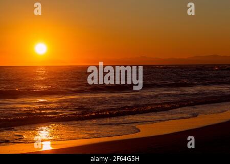 Sonnenuntergang am tropischen Meer. Sommerabend. Stockfoto
