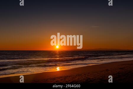 Sonnenuntergang am tropischen Meer. Sommerabend. Stockfoto