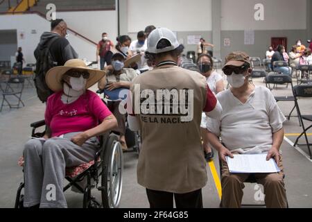 Non Exclusive: ECATEPEC, MEXIKO - MÄRZ 29: Ein Gesundheitshelfer gibt Unterweisungen an Holunderläger, bevor sie eine Dosis Sinovac Biotech COVID-19 V erhalten Stockfoto