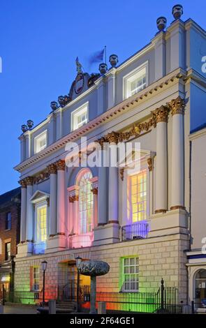 Großbritannien, South Yorkshire, Doncaster, Herrenhaus mit Weihnachtsbeleuchtung. Stockfoto