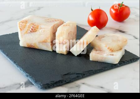 Gefrorenes Filet von Fisch Pangasius auf Steinbrett bereit für Kochen Stockfoto