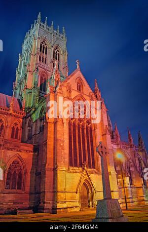 Großbritannien, South Yorkshire, Doncaster, St. George's Church bei Nacht Stockfoto