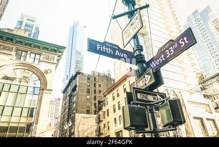 Straßenschild Fifth Ave und West 33rd St in New York City - Stadtkonzept und Straßenrichtung in Manhattan Downtown - amerikanische weltberühmte Hauptstadt Stockfoto