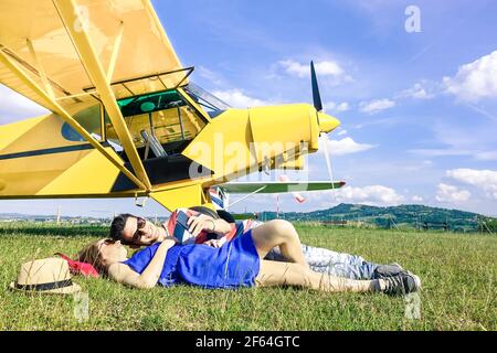 Entspanntes Paar von Liebenden, die sich während des Charterflugzeugs ausruhen Exkursion - Wanderlust Konzept des alternativen Menschen Lebensstil Reisen herum Welt Stockfoto