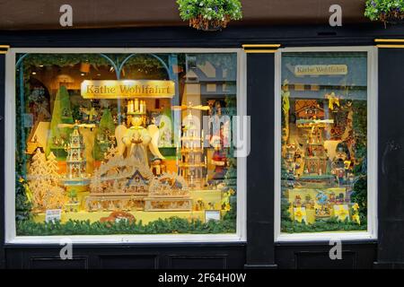 UK, North Yorkshire, York, Kathe Wohlfahrt Schaufenster auf Stonegate. Stockfoto