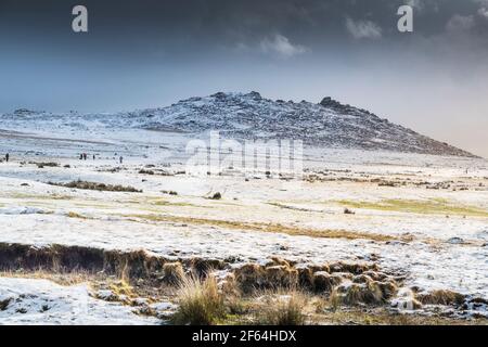 Schnee auf Rough Tor am Bodmin Moor in Cornwall. Stockfoto