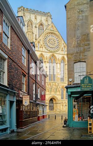 Großbritannien, North Yorkshire, York, Minster Gates mit York Minster Central Tower und Rose Window im Hintergrund. Stockfoto