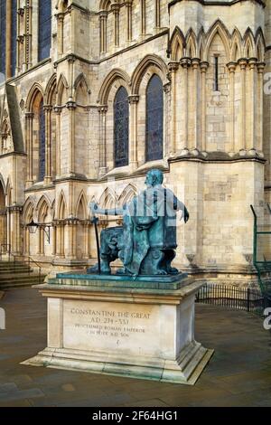 Großbritannien, North Yorkshire, York, Südwand des York Minster und Statue von Constantine Der große Stockfoto