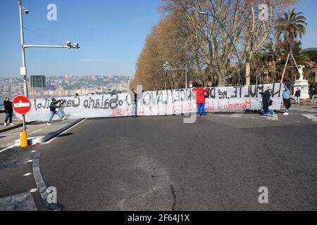 Neapel, Italien. März 2020, 28th. Neapel 03/30/2021, heute Morgen eine große Gruppe von Arbeitslosen blockiert die Neapel Waterfront zu fragen, für Arbeit, oder Subventionen, um die covid-19 Pandemie zu bekämpfen Kredit: Fabio Sasso/ZUMA Wire/Alamy Live News Stockfoto