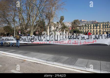 Neapel, Italien. März 2020, 28th. Neapel 03/30/2021, heute Morgen eine große Gruppe von Arbeitslosen blockiert die Neapel Waterfront zu fragen, für Arbeit, oder Subventionen, um die covid-19 Pandemie zu bekämpfen Kredit: Fabio Sasso/ZUMA Wire/Alamy Live News Stockfoto