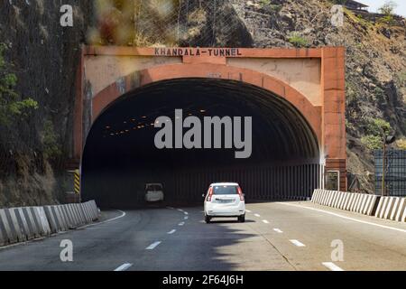 17. märz 2021, Maharashtra India : Eingang zum Khandala-Tunnel, mit dunkler Innenansicht Stockfoto