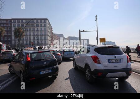 Neapel, Italien. März 2020, 28th. Neapel 03/30/2021, heute Morgen eine große Gruppe von Arbeitslosen blockiert die Neapel Waterfront zu fragen, für Arbeit, oder Subventionen, um die covid-19 Pandemie zu bekämpfen Kredit: Fabio Sasso/ZUMA Wire/Alamy Live News Stockfoto